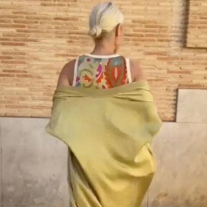 Majorie | Ensemble satiné artistique avec robe et châle assorti